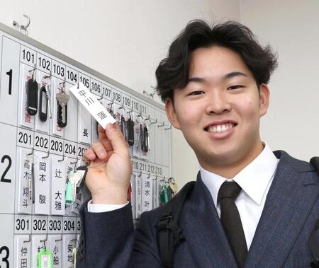 　入寮する平川蓮（撮影・北村雅宏）