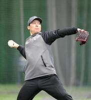 　入念にキャッチボールする栗林