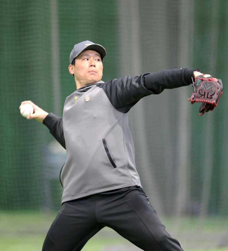 　入念にキャッチボールする栗林