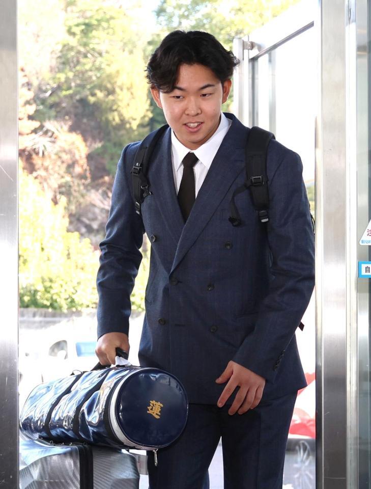 　入寮する平川蓮（撮影・北村雅宏）