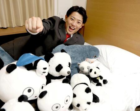 　ぬいぐるみを前に拳を突き出す勝田（撮影・北村雅宏）