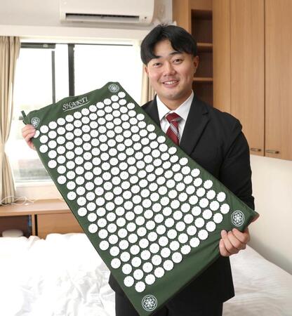 　シャクティマットを手にする工藤