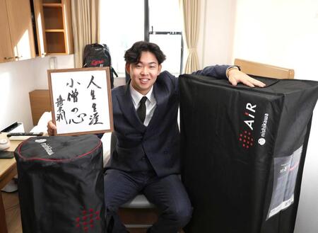 　色紙を手に笑顔を見せる平川