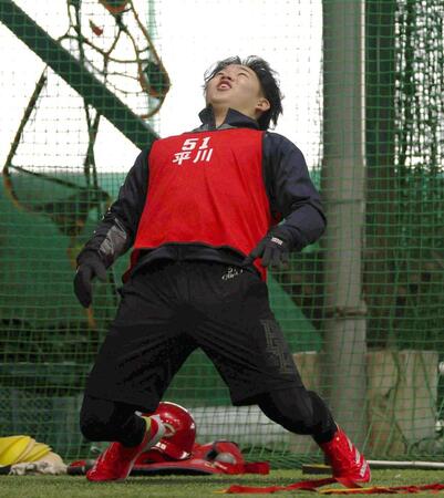 　背中をのけ反らせながら体をほぐす平川（撮影・北村雅宏）