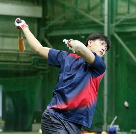 　全体練習後、居残りで一人、打撃練習をする西川（撮影・市尻達拡）