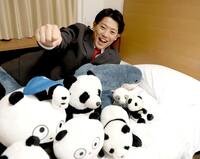 　ぬいぐるみを前に拳を突き出す勝田（撮影・北村雅宏）