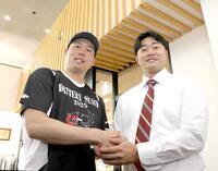 　栗林と握手を交わす工藤（右）＝撮影・北村雅宏