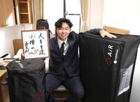 　色紙を手に笑顔を見せる平川