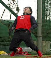 　背中をのけ反らせながら体をほぐす平川（撮影・北村雅宏）