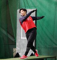 　台の上で打撃の仕草を見せる平川（撮影・北村雅宏）