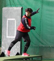 　台の上で打撃の仕草を見せる平川（撮影・北村雅宏）