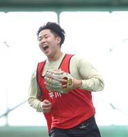 　ノック中にハツラツとした表情を見せる平川（撮影・北村雅宏）