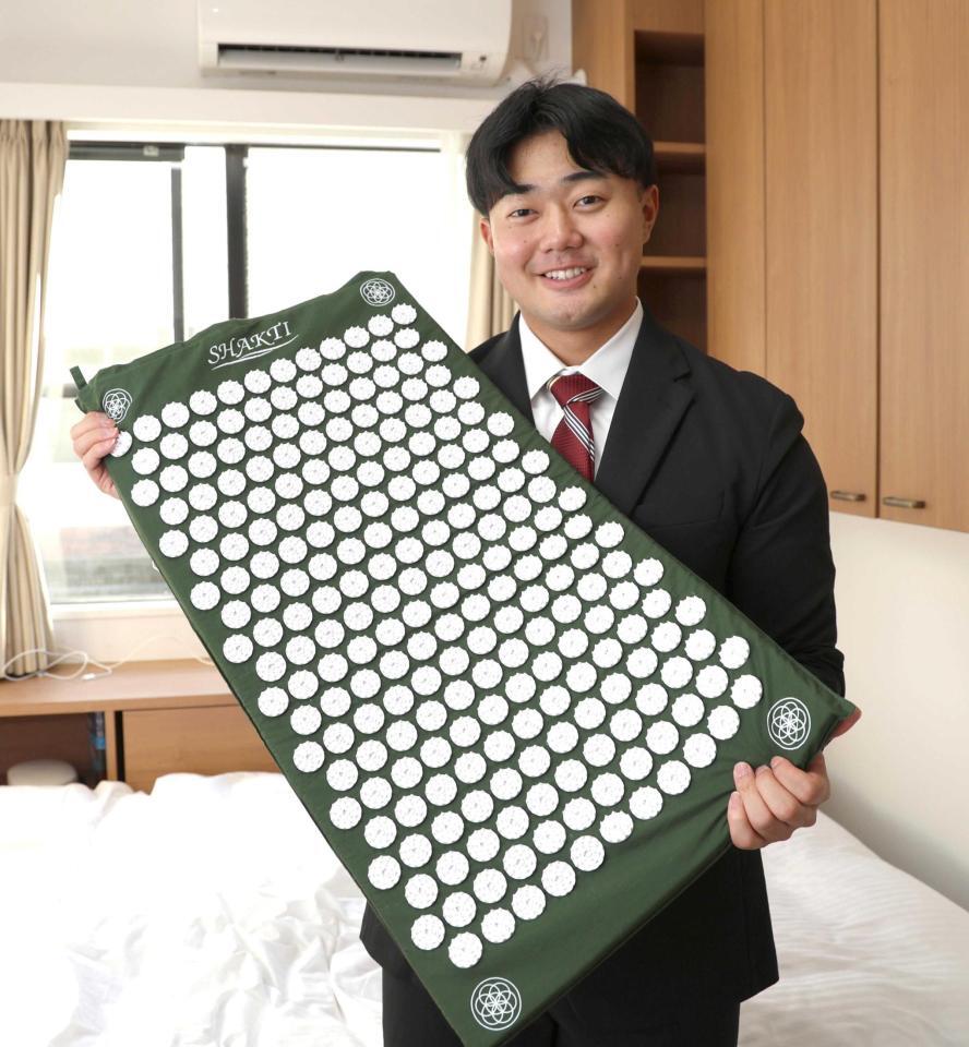 　シャクティマットを手にする工藤