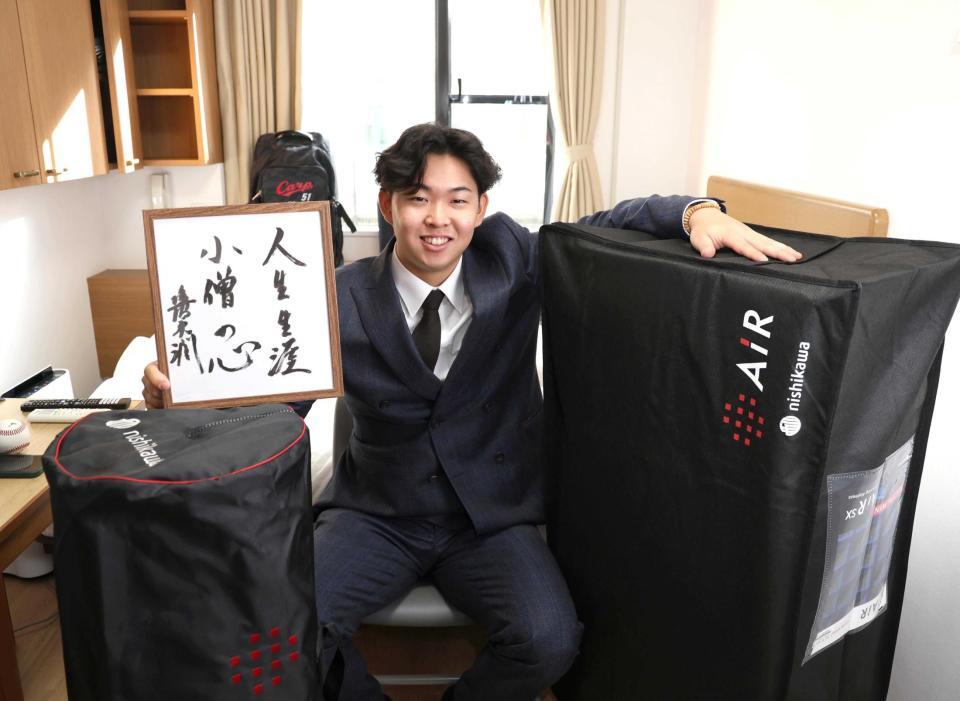 　色紙を手に笑顔を見せる平川