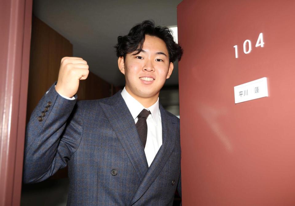 　部屋の中で拳を握る平川