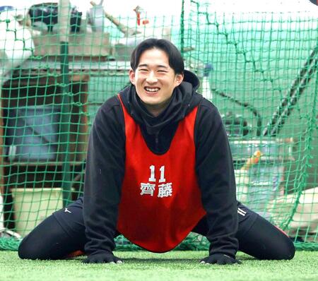 　笑顔を見せる斉藤汰（撮影・北村雅宏）