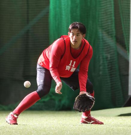 　ノックを受ける斉藤汰（撮影・北村雅宏）