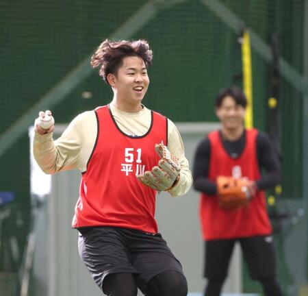 　ノックを受ける最中、ハツラツとした表情を見せる平川（撮影・北村雅宏）