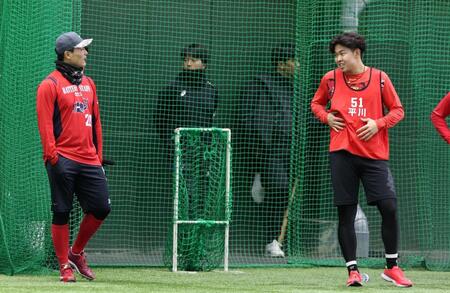 　シャトルランの最中に栗林から声を掛けられる平川（右）＝撮影・北村雅宏