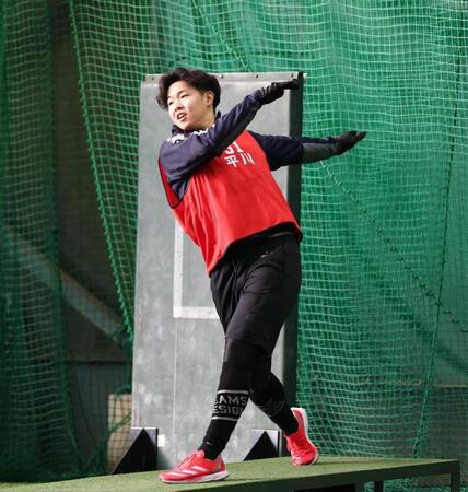 　台の上で打撃の仕草を見せる平川（撮影・北村雅宏）