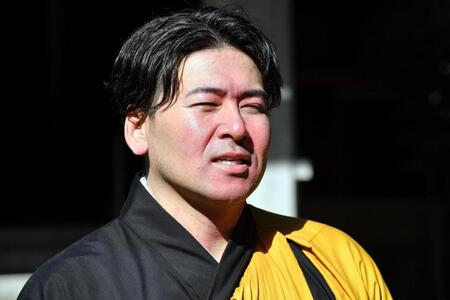 護摩行後に取材に応じる会沢（撮影・畠山賢大）