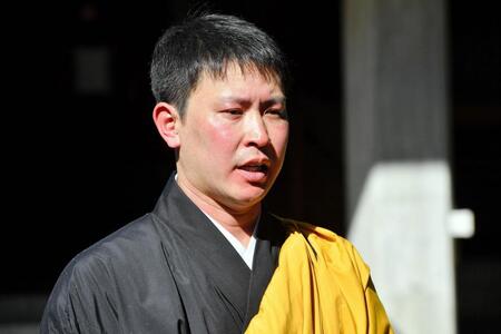 護摩行を終えて取材に応じる堂林（撮影・畠山賢大）