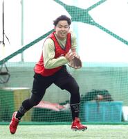 　ノックを受ける平川（撮影・北村雅宏）