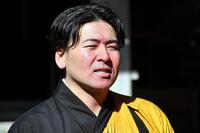 護摩行後に取材に応じる会沢（撮影・畠山賢大）