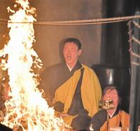 火柱を前に経を唱え続ける堂林（撮影・畠山賢大）