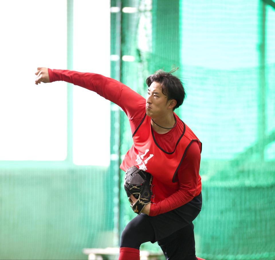 　入念にキャッチボールする斉藤汰（撮影・北村雅宏）