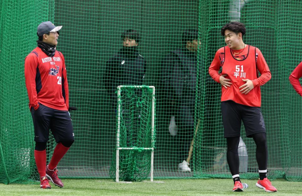 　シャトルランの最中に栗林から声を掛けられる平川（右）＝撮影・北村雅宏