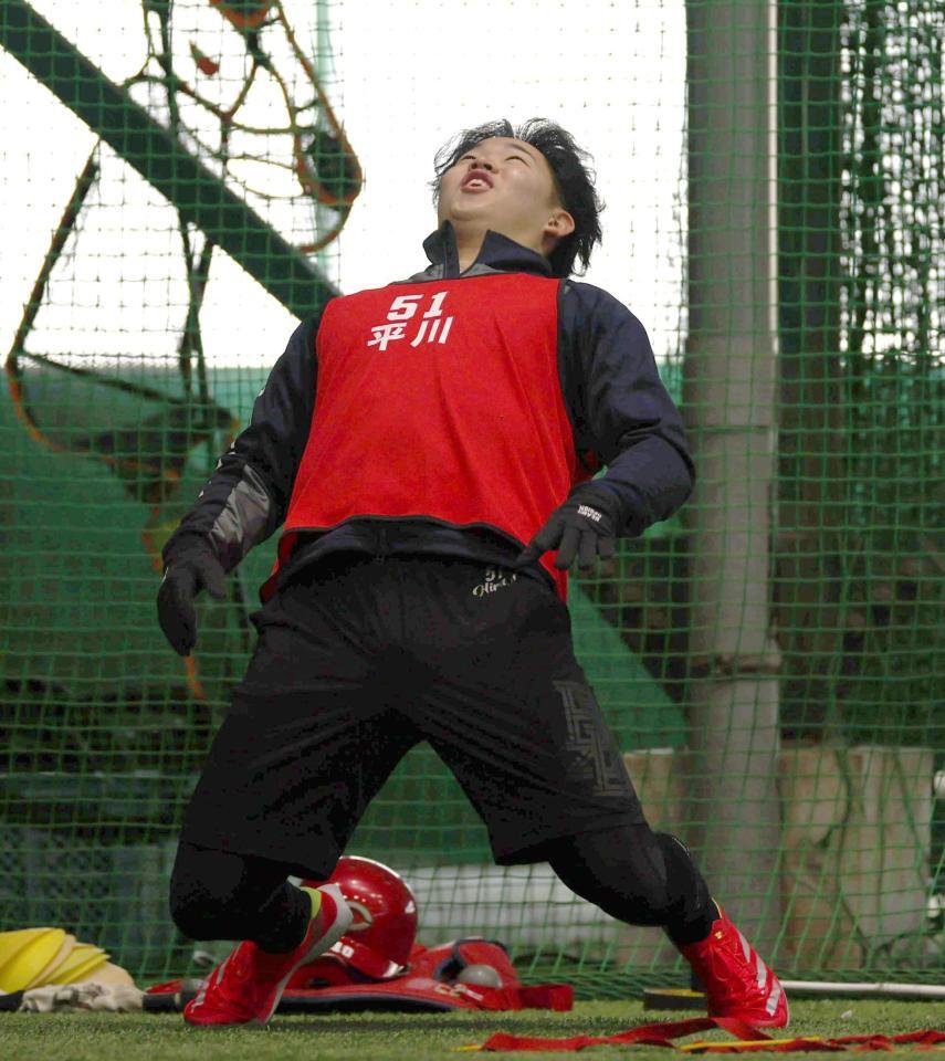 　背中をのけ反らせながら体をほぐす平川（撮影・北村雅宏）