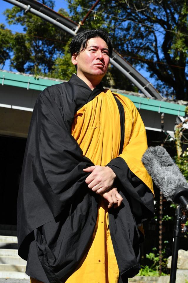 護摩行後に取材に応じる会沢（撮影・畠山賢大）