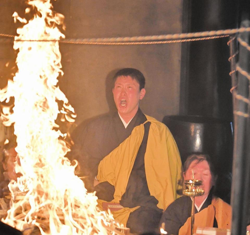 火柱を前に経を唱え続ける堂林（撮影・畠山賢大）