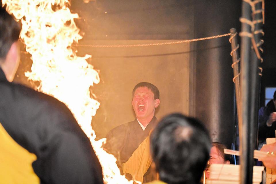 護摩行に臨む堂林（撮影・畠山賢大）