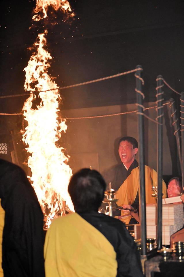 護摩行に臨む堂林（撮影・畠山賢大）