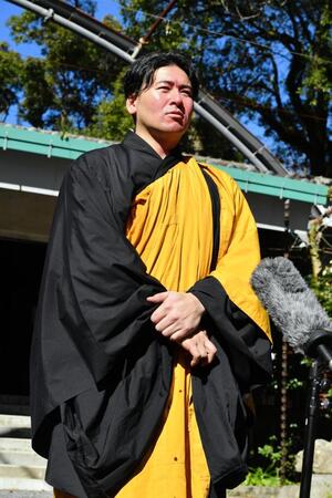 護摩行後に取材に応じる会沢（撮影・畠山賢大）