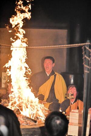 　火柱を前に経を唱え続ける堂林（撮影・畠山賢大）