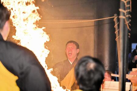 護摩行に臨む堂林（撮影・畠山賢大）