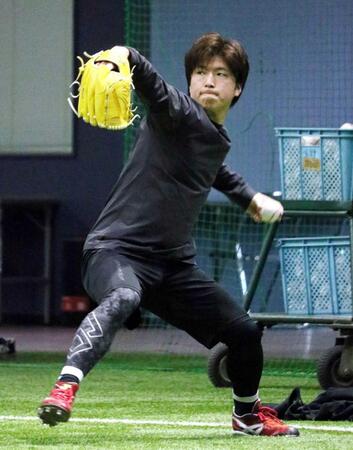 　キャッチボールをする黒原（撮影・市尻達拡）