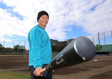 自主トレを公開し、バットを手に笑顔を見せる坂倉（撮影・北村雅宏）