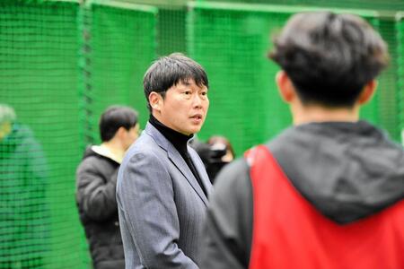 新人に声をかける新井監督（撮影・畠山賢大）