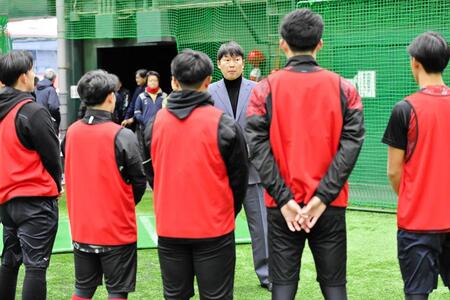新人に声をかける新井監督（撮影・畠山賢大）