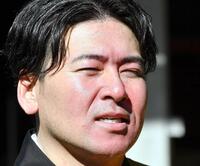 　真っ赤になった顔で取材に応じる会沢