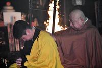 池口恵観大僧正（右）からお加持を受ける堂林（左）