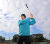 自主トレを公開し、バットを構える坂倉（撮影・北村雅宏）
