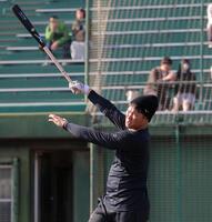 打撃練習で快音を響かせる坂倉（撮影・北村雅宏）