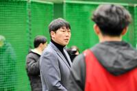 新人に声をかける新井監督（撮影・畠山賢大）