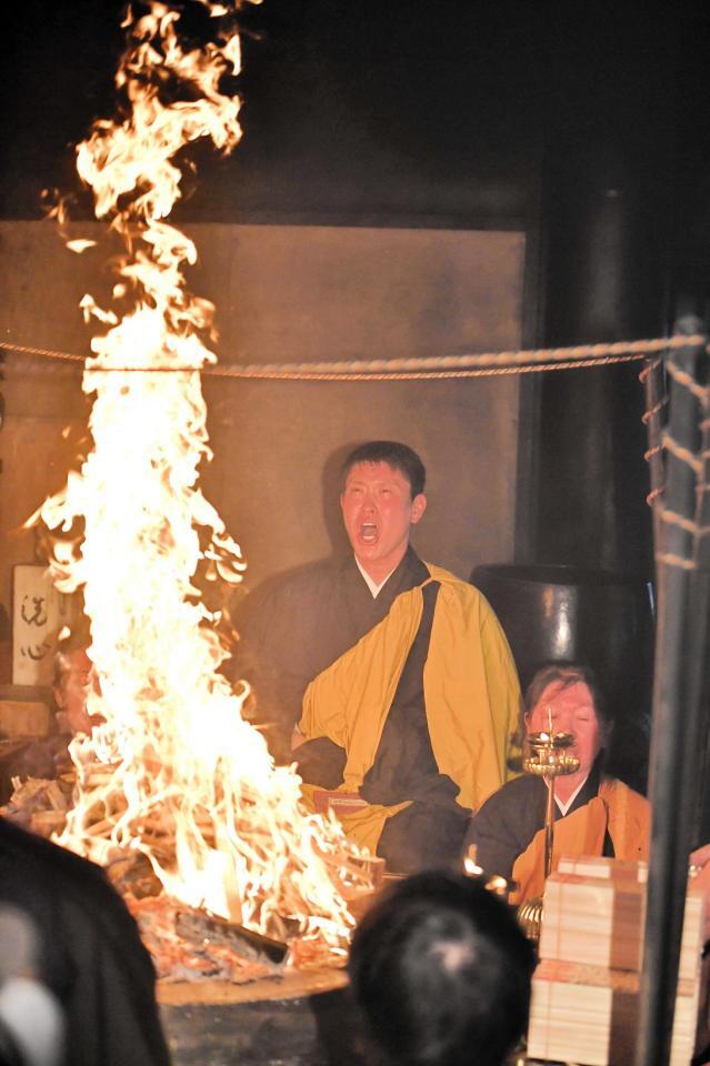 　火柱を前に経を唱え続ける堂林（撮影・畠山賢大）