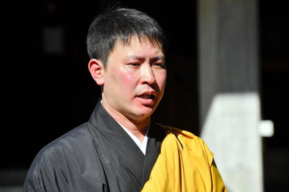 護摩行を終えて取材に応じる堂林（撮影・畠山賢大）